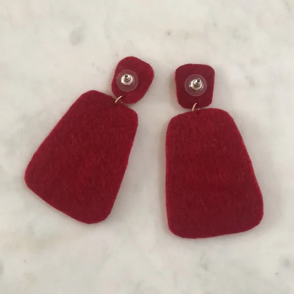 Red beaded dangle earrings - Picture 2 of 2